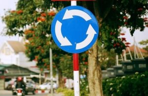 Lỗi không đi theo vòng xuyến bị phạt bao nhiêu tiền?