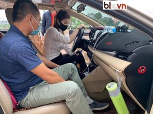 Sử dụng phanh tay trên xe hơi